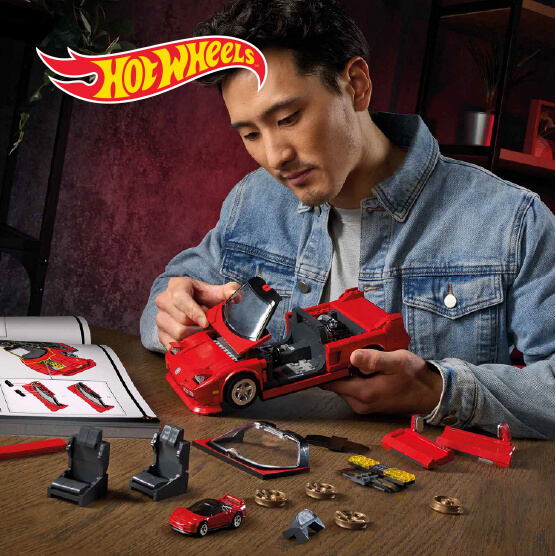 Rapaz a montar um Hot Wheels